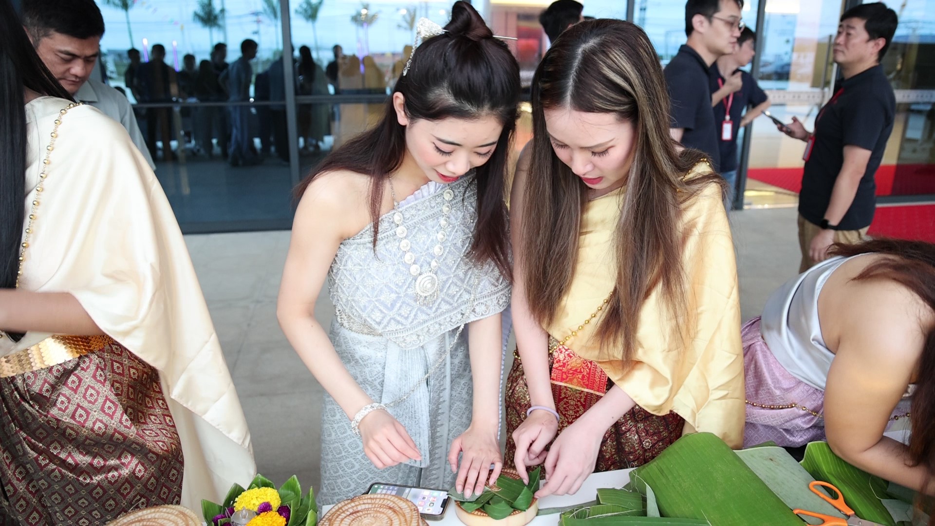 巧手翻飞，，，，，，，，把欢喜折进水灯里