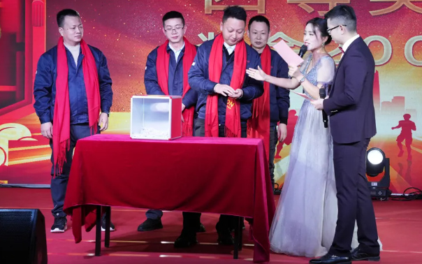 黄石云顶集团游戏app官网2024年终晚会：凝心聚力，，，，，，，共创绚烂！